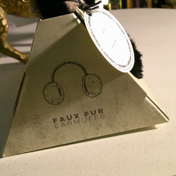 Adjustable Women's Fluffy Earmuffs - Picture 2 of 3